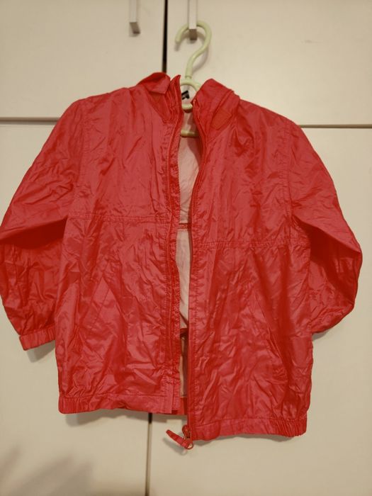 Różowy płaszcz przeciwdeszczowy