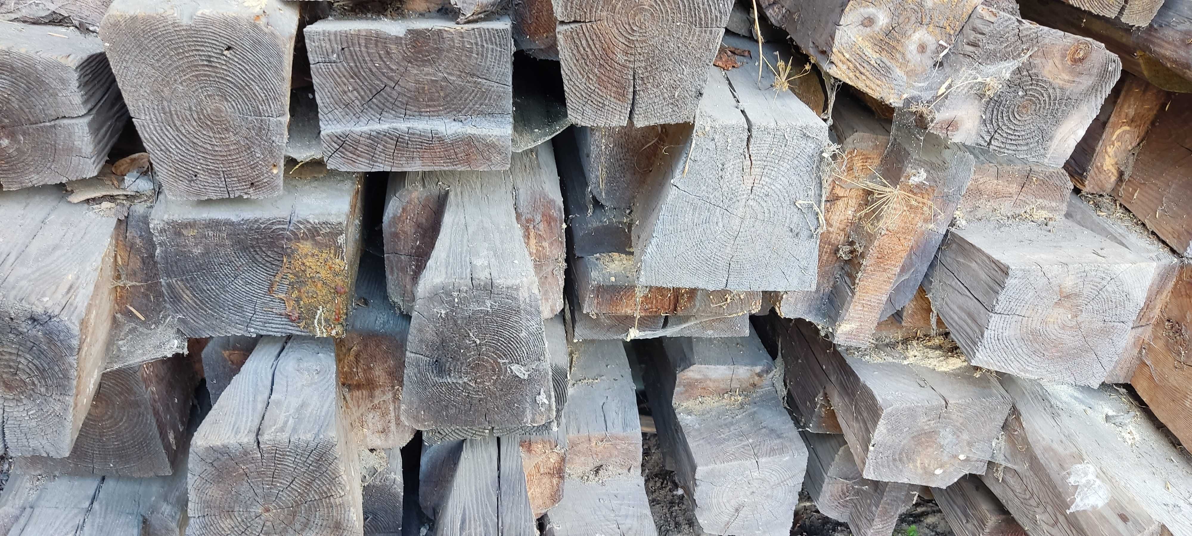 Stare drewniane belki po rozbiórce