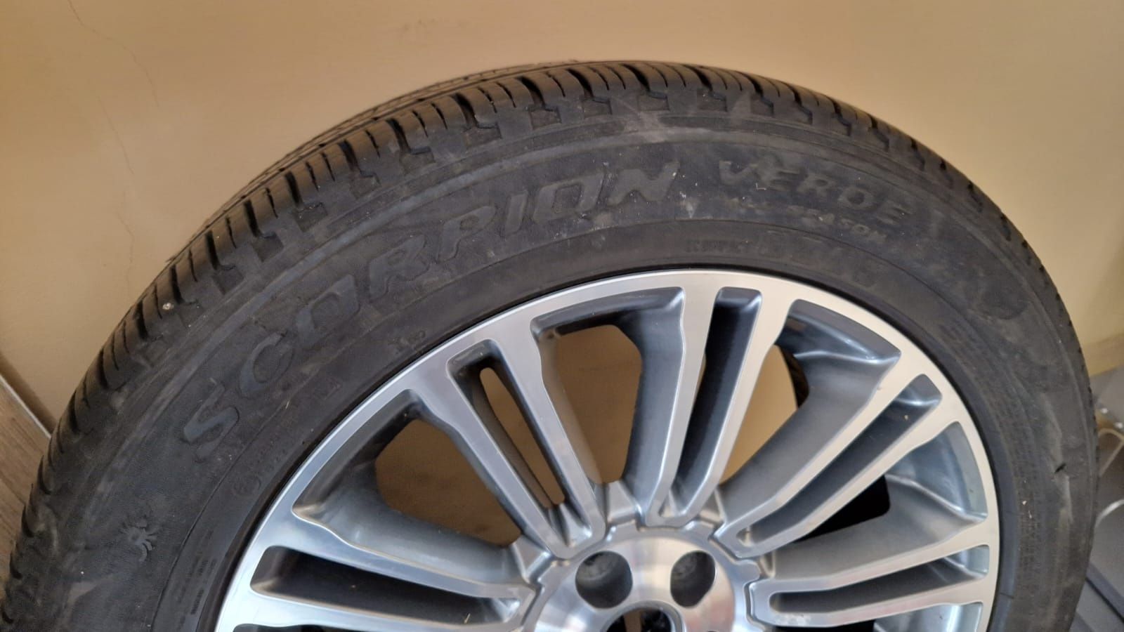 Koła alufelgi Range Rover Evoque komplet PIRELLI 235/55 R19 5x108