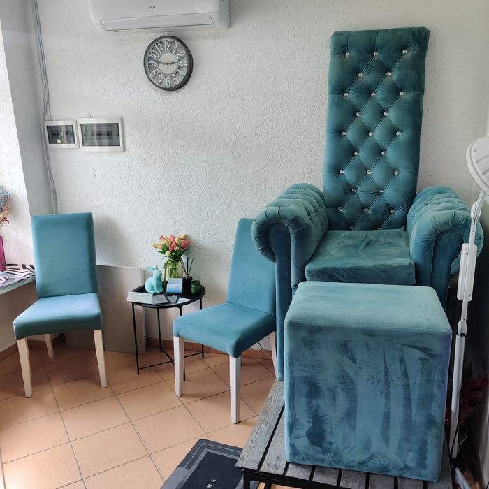 Педикюрне крісло та м'які стільці педикюрний трон