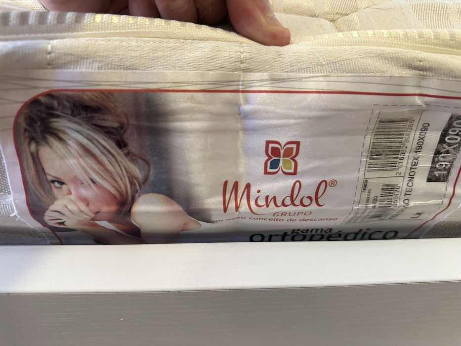 Cama solteiro dupla com colchoes e mesa cabeceira