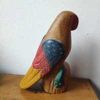 Drewniana rzeźbiona papuga