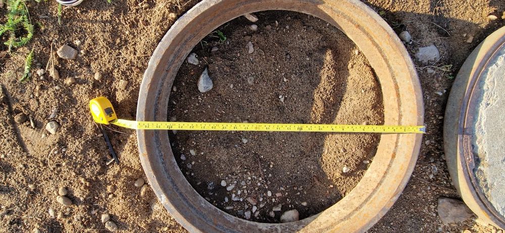 Sprzedam właz  betonowo -żeliwny.