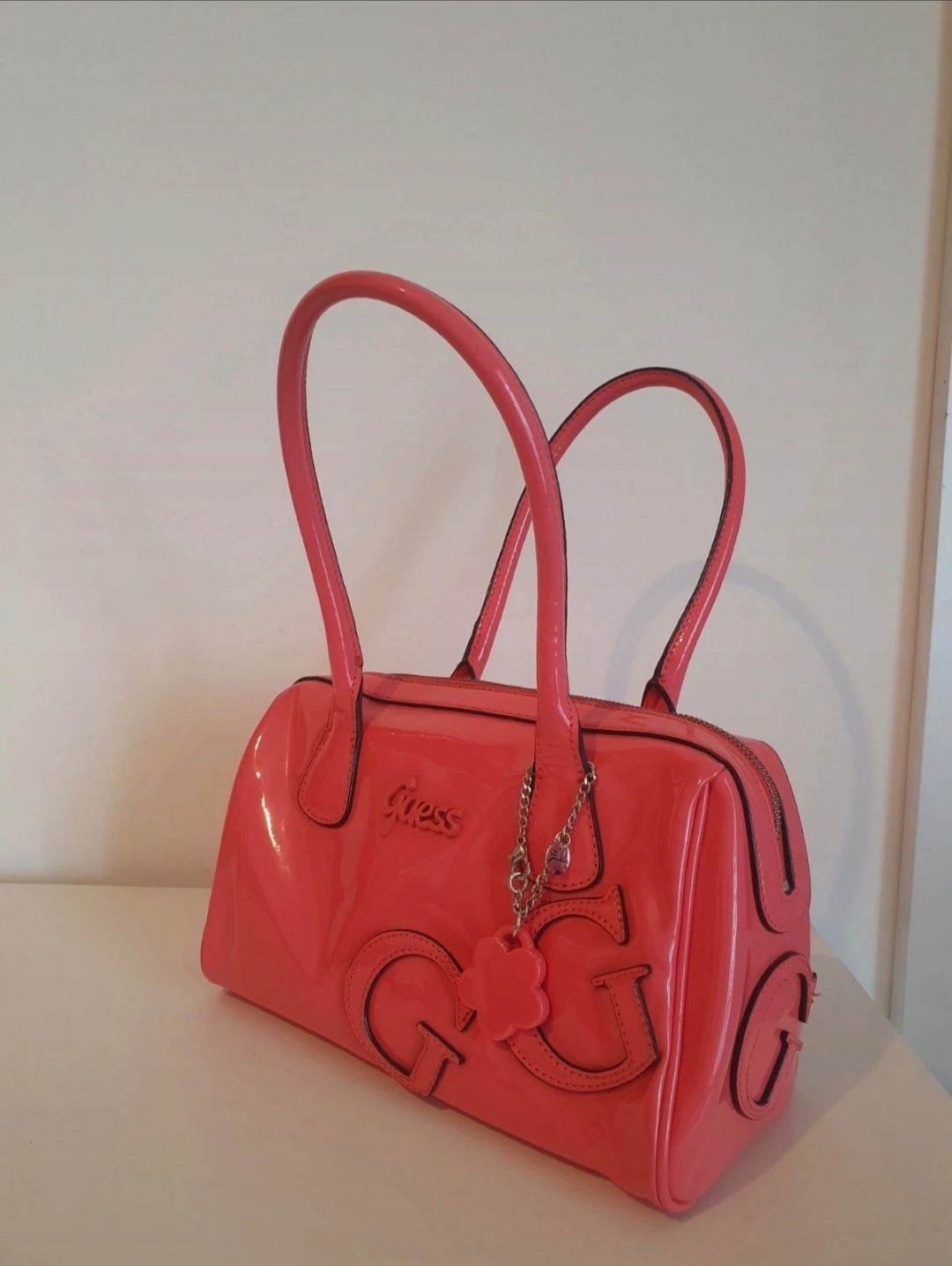 Mala em Verniz Coral | GUESS