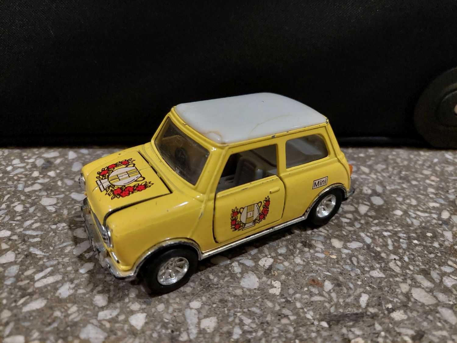 Metalowy Mini Cooper tabl. rejestracyjna YRP168J + gratis model motoru