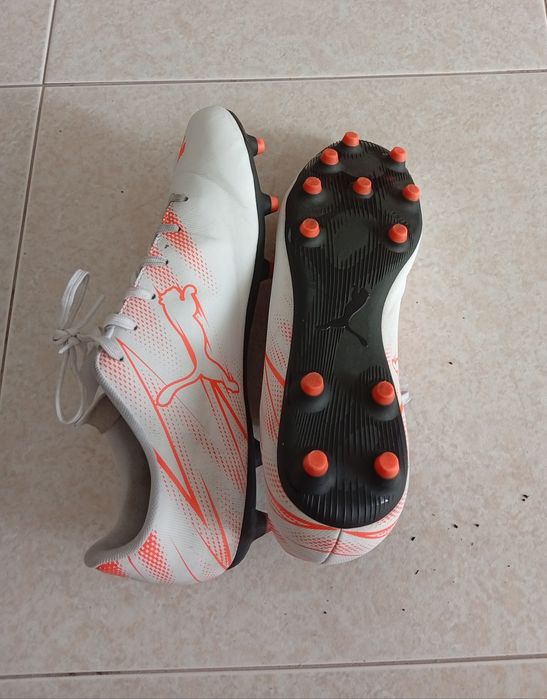 Chuteira attacanto puma branca