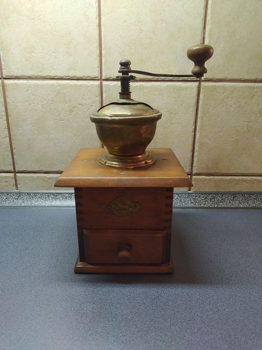 Stary drewniany młynek do kawy