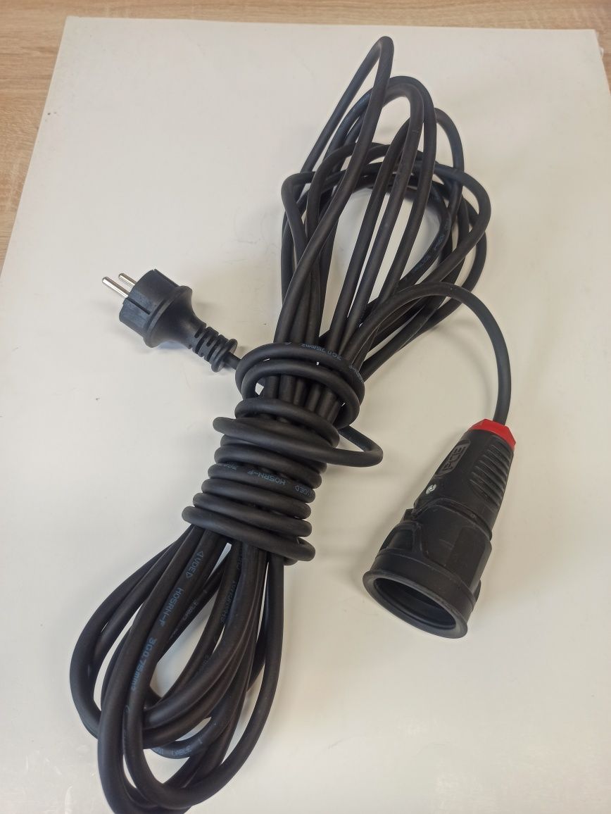 Przedłużacz, kabel z wtyczką.
