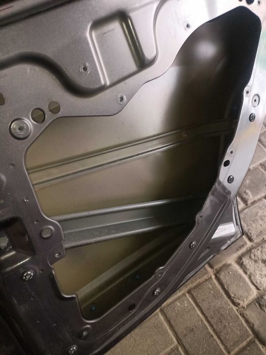 Двері праві задні Jeep cherokee