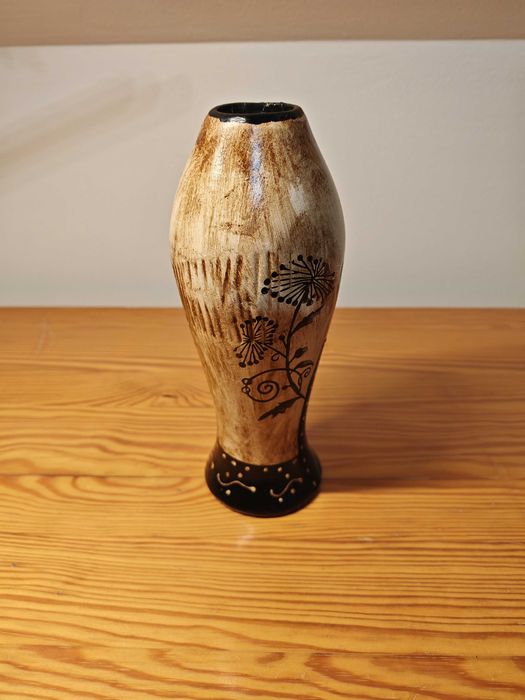 Ręcznie zdobiony wazon ceramiczny – dekoracyjny, unikatowy.