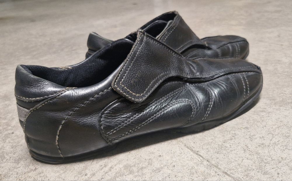 Sapatos tênis sandálias de homem com uso raramente
N 45 pele natural
C