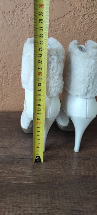 Зимние ботинки на каблуке, внутри мех, на 37 размер, стелька 24 см