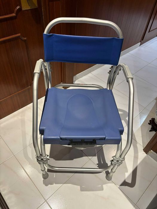 Cadeira de Banho com Sanita Portátil