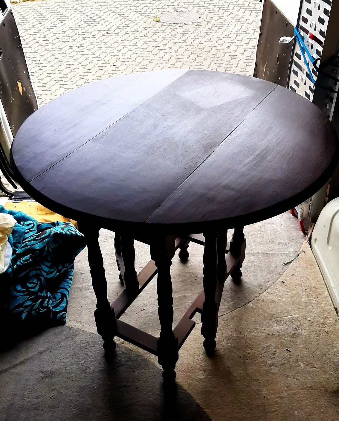 Mesa redonda rebativel antiga 
2 gavetas
Com 3 possições
90cm de diame