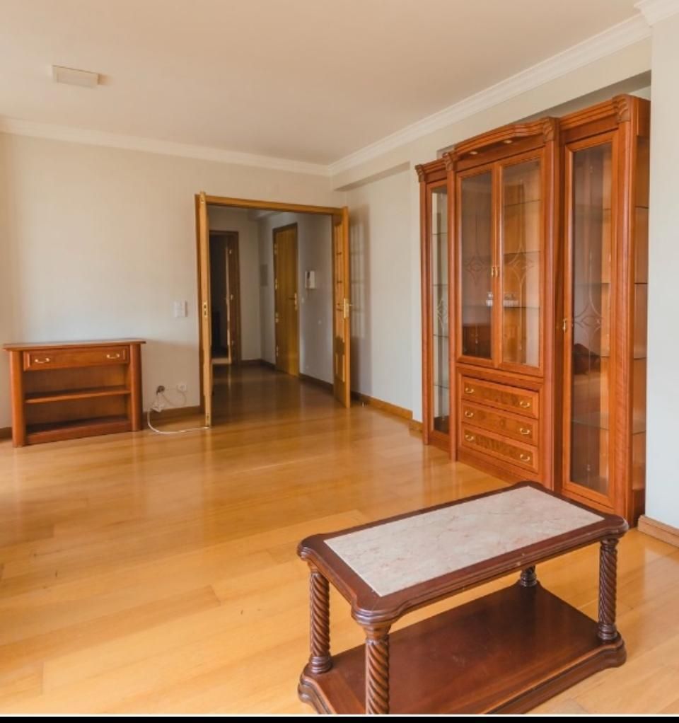Cristaleira em Madeira - Móvel Sala de Jantar