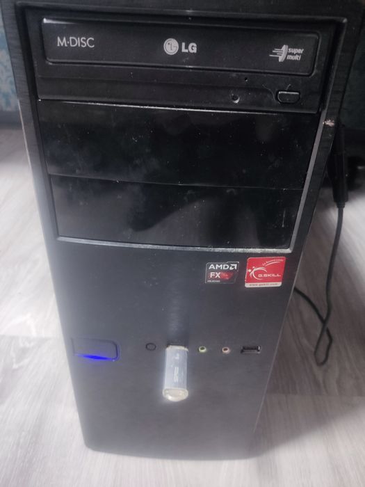 Компьютер/системный блок/монитор/клавиатура/мышь/колонки.