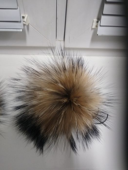 Pompony z jenota naturalnego 4 szt