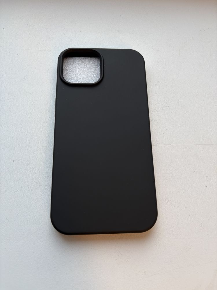 Чорний чохол на iphone 14