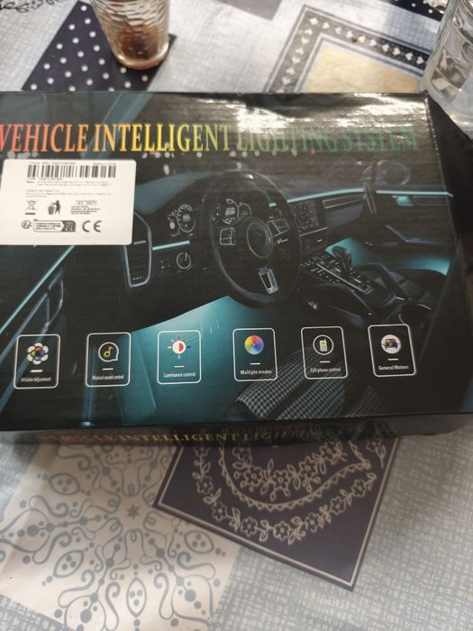 Kit Luzes LED RGB Interior Carro com App e Controlo Remoto – Reage à M