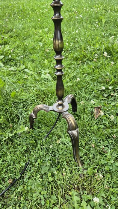 Stara antyczna lampa stojąca