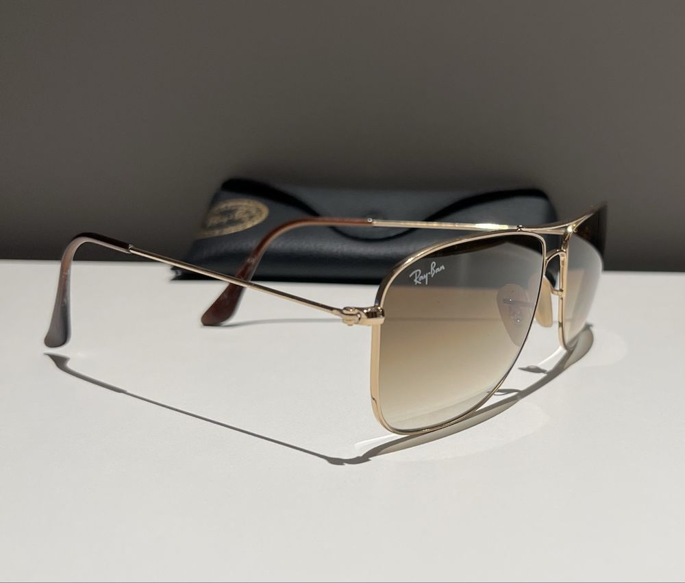 Óculos de sol Ray Ban modelo super atual com csixa, como novos