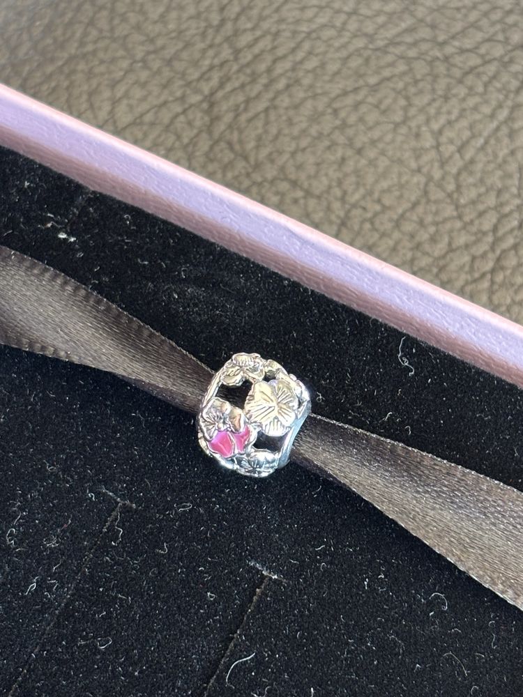 PANDORA srebrny ażurowy charms