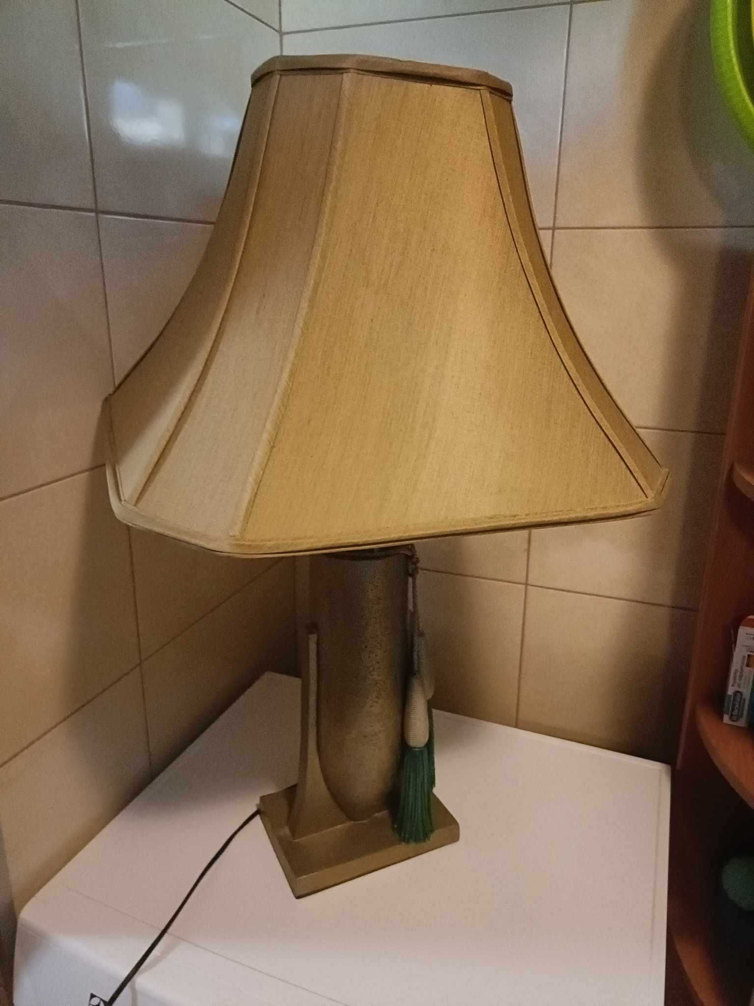 Lampa z abażurem