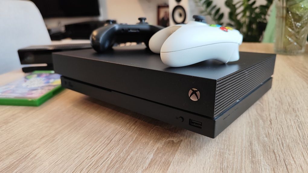 Xbox One X + 2 pady + Kinect + Just Dance 2022