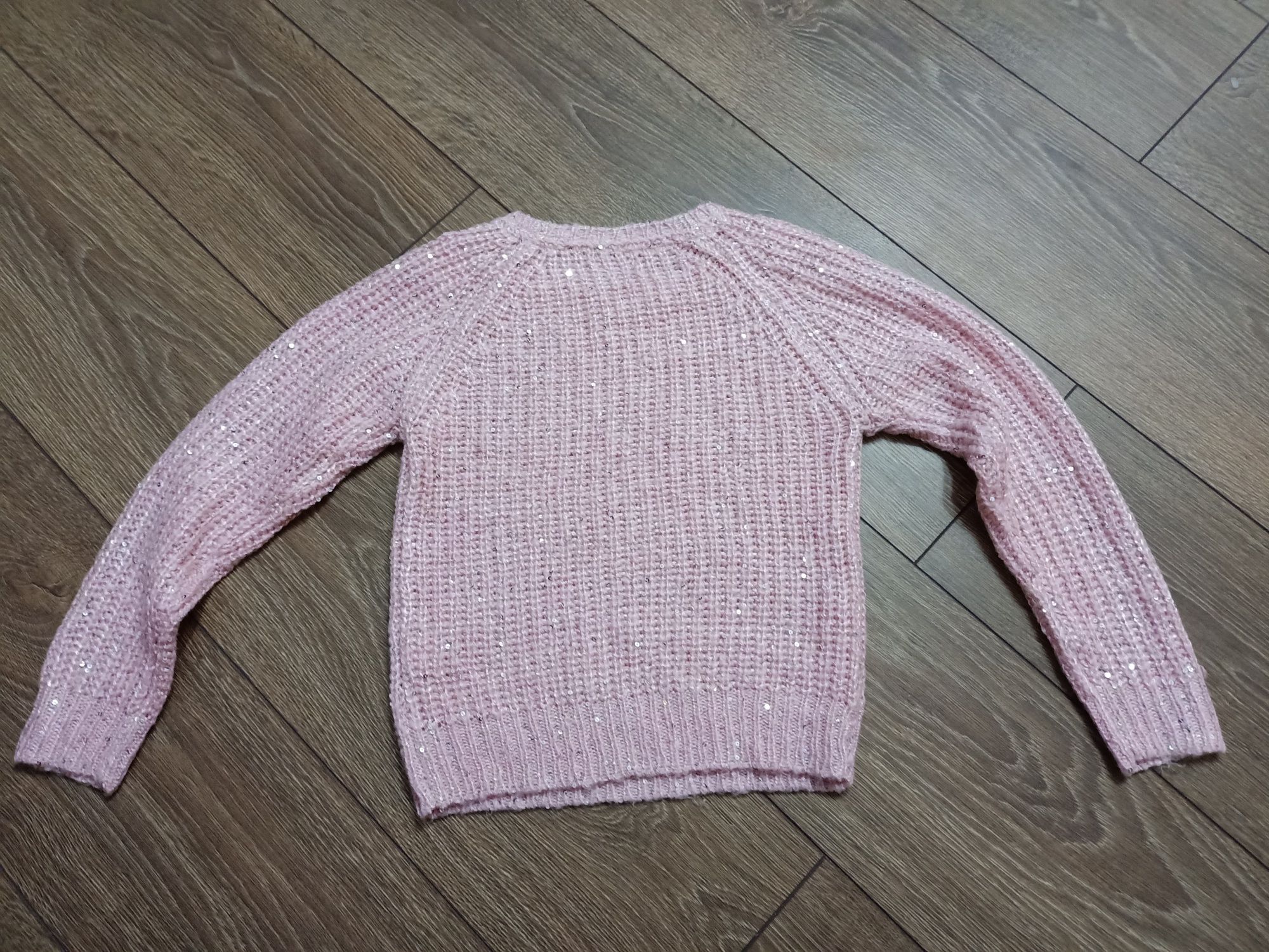 Śliczny sweterek dziewczęcy rozmiar 122