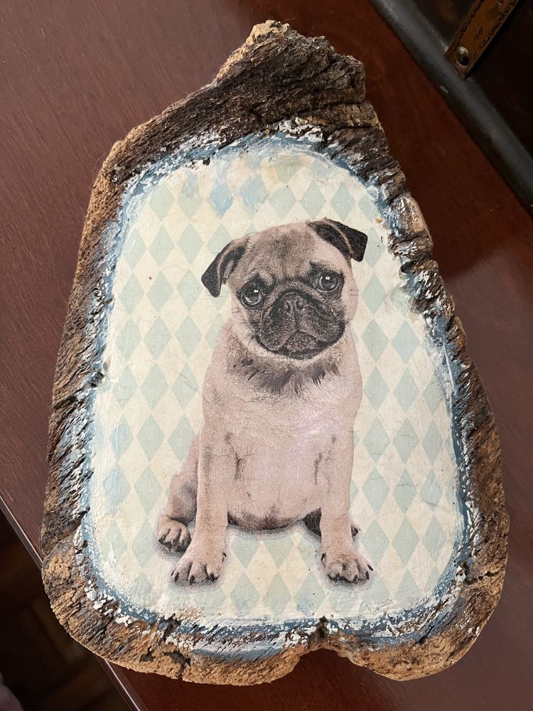 Peça em cortiça pintada à mão (pug)