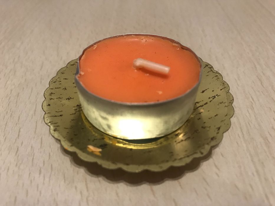 Świeczniki z kutej stali w kolorze czarnym i czerwonym.