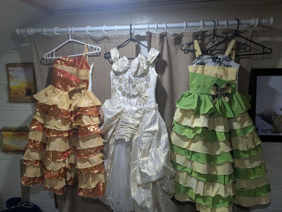 Продам бальні сукні