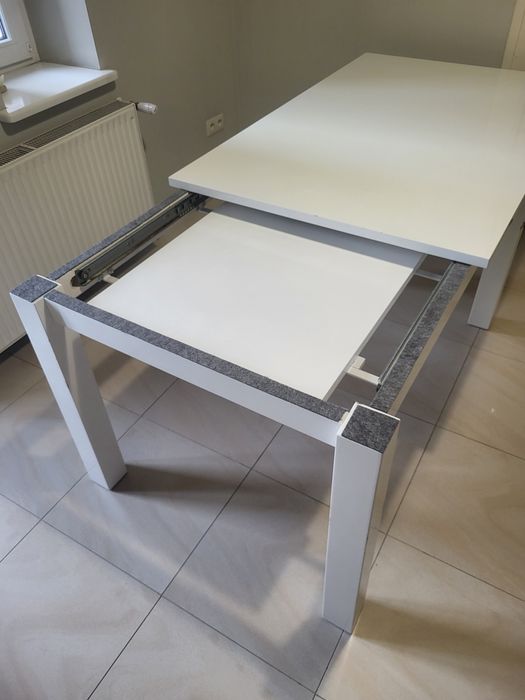 Lakierowany stół rozkladany bialy
