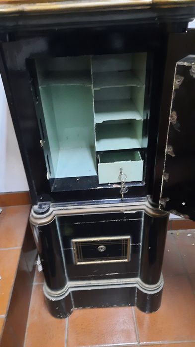 Cofre antigo. Centenário. Vintage. Com chave e código