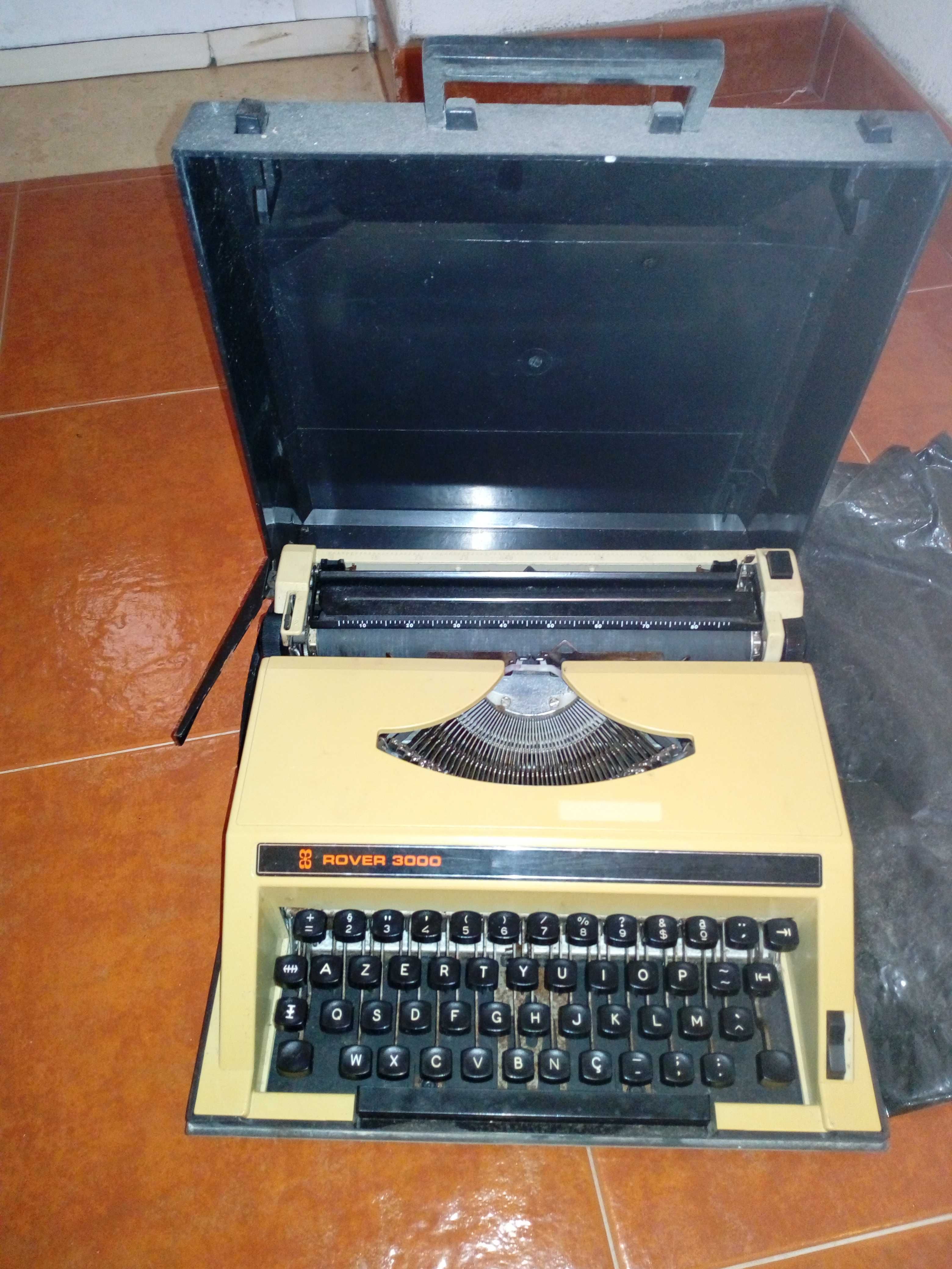 Máquina de escrever Rover 3000, com caixa.