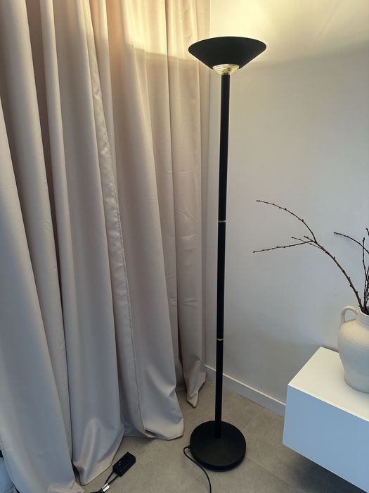 Nowoczesna czarna lampa stojąca z regulacją jasności