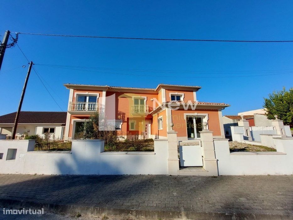 Moradia T7 nos Casais da Bidoeira para Venda ou Arrendamento.