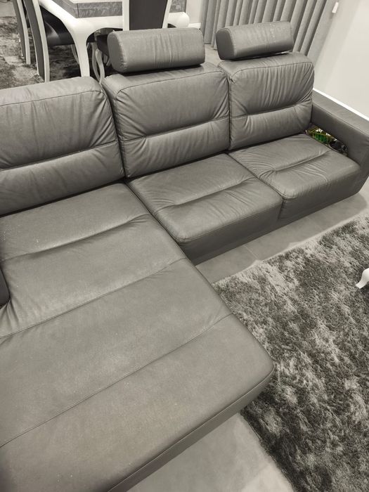 Sofá Semi-novo- sintético cinza escuro brilhante