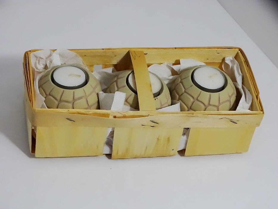 Zestaw dekoracyjny – 3 świeczniki + koszyk drewniany + świeczki