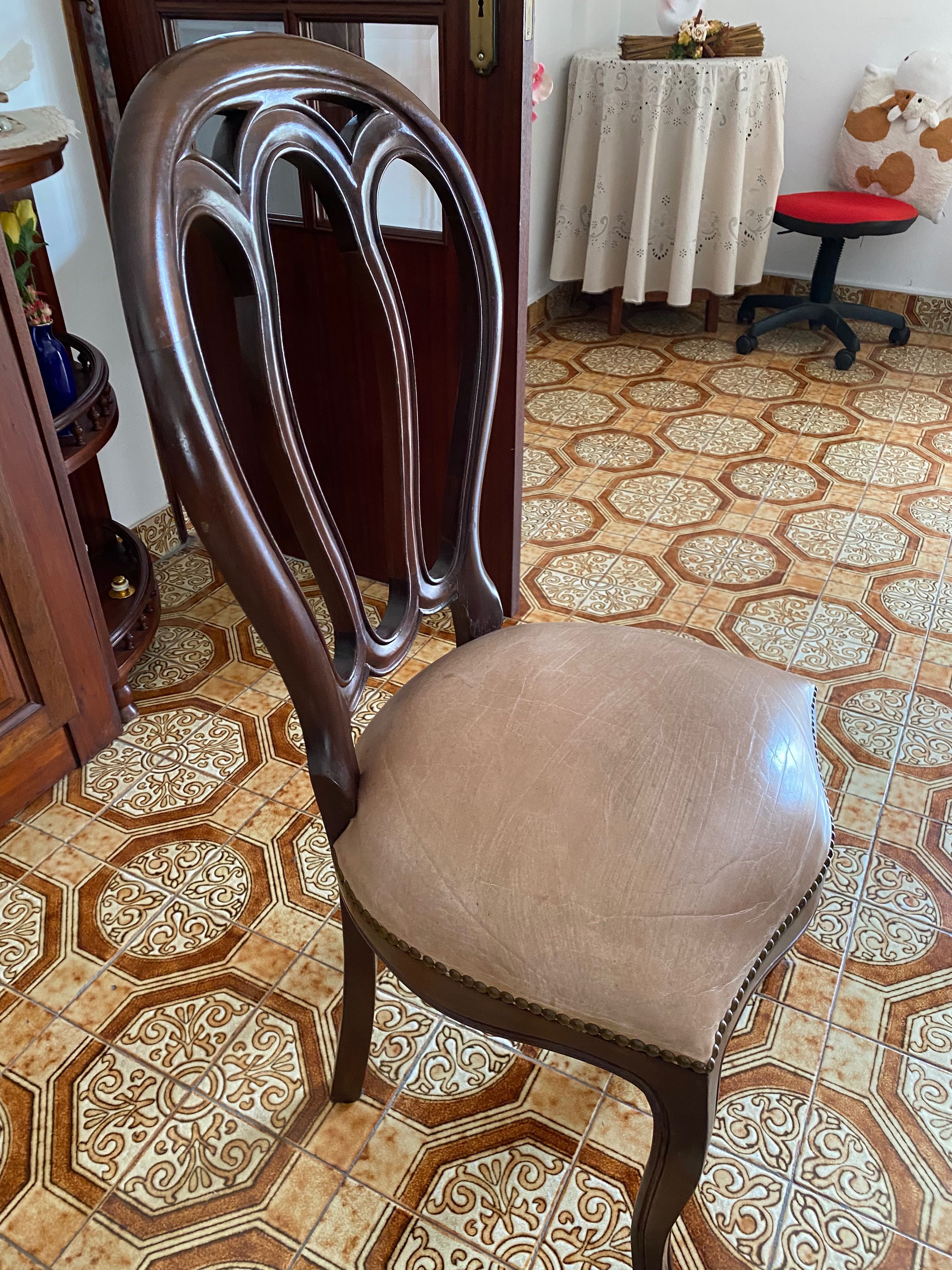 Conjunto de 6 cadeiras forradas em pele