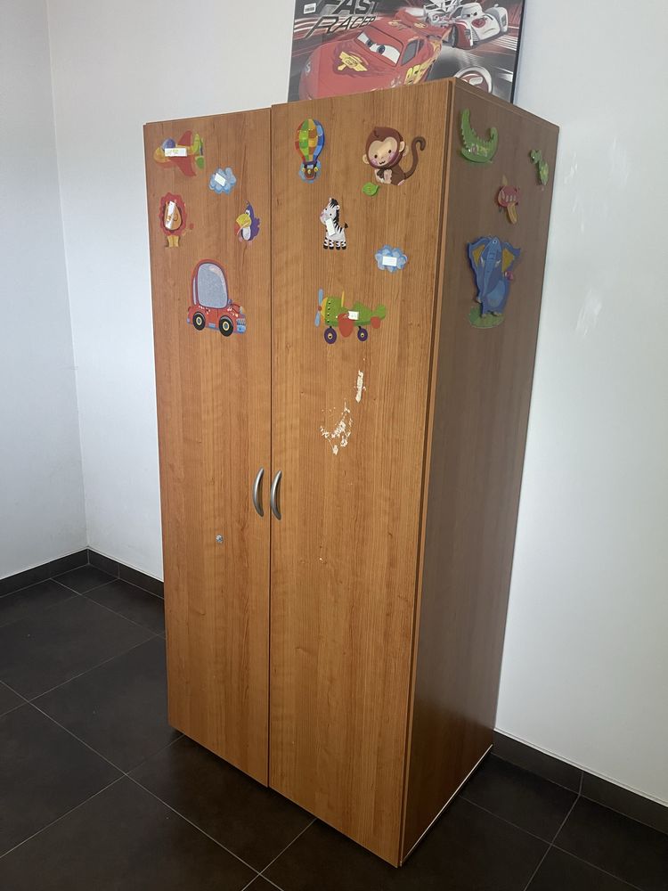 Roupeiro e estante criança