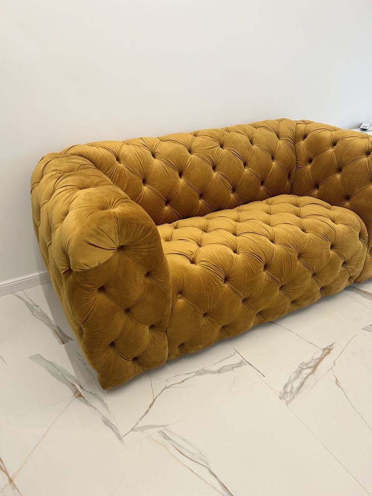 Żółta pikowana sofa dwuosobowa chesterfield pikowana 24h