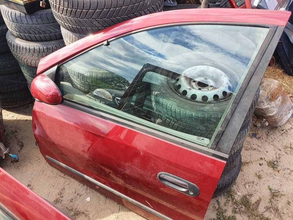 Nissan Almera Tino kolor wiśniowy metalik przeznaczony na części