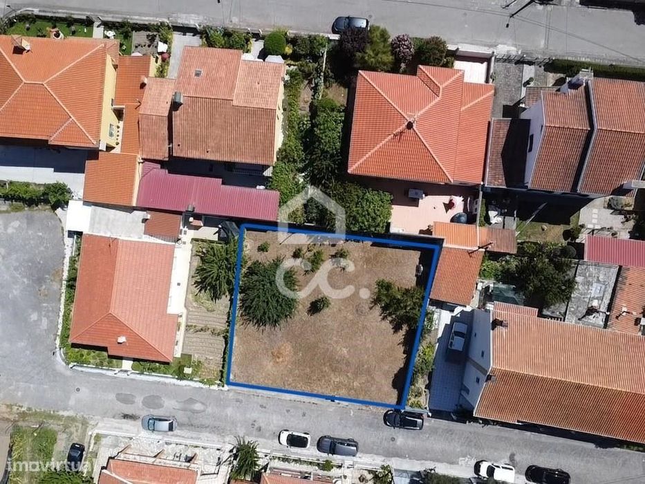 Terreno loteado para construção de uma moradia unifamiliar a 3 minutos