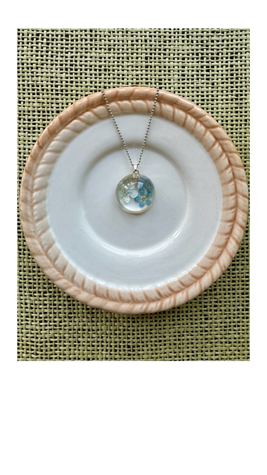 Zawieszka „ne m’ounliez pas” biżuteria handmade żywica srebro