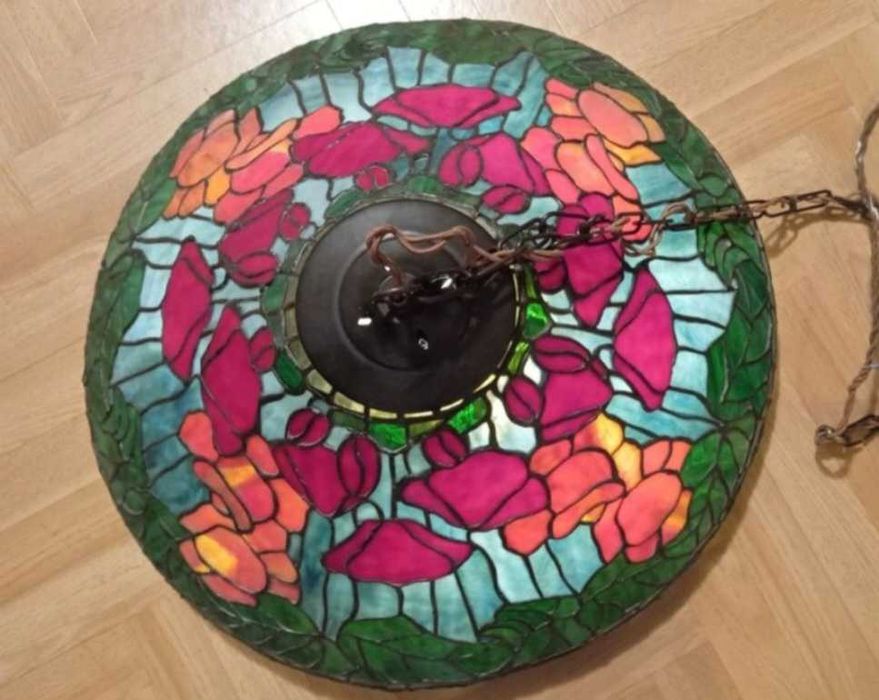 Lampa Tiffany stojaca - podlogowa – mosiezna noga, ręcznie zdobiona.