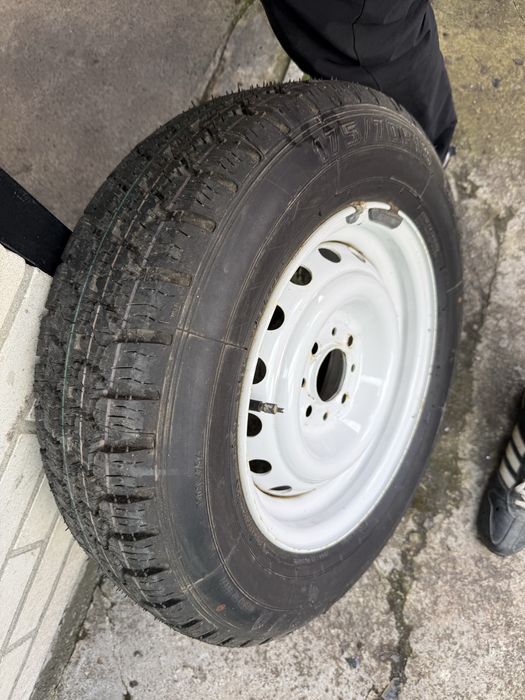 Одне колесо,розпаровка,запаска нове r13 ваз,жигуль з диском.175/70/13.