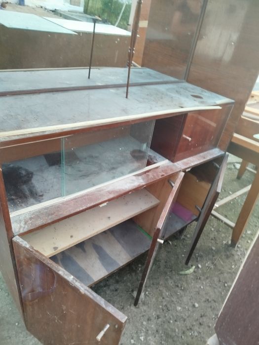 Віддамо безкоштовно старі меблі.