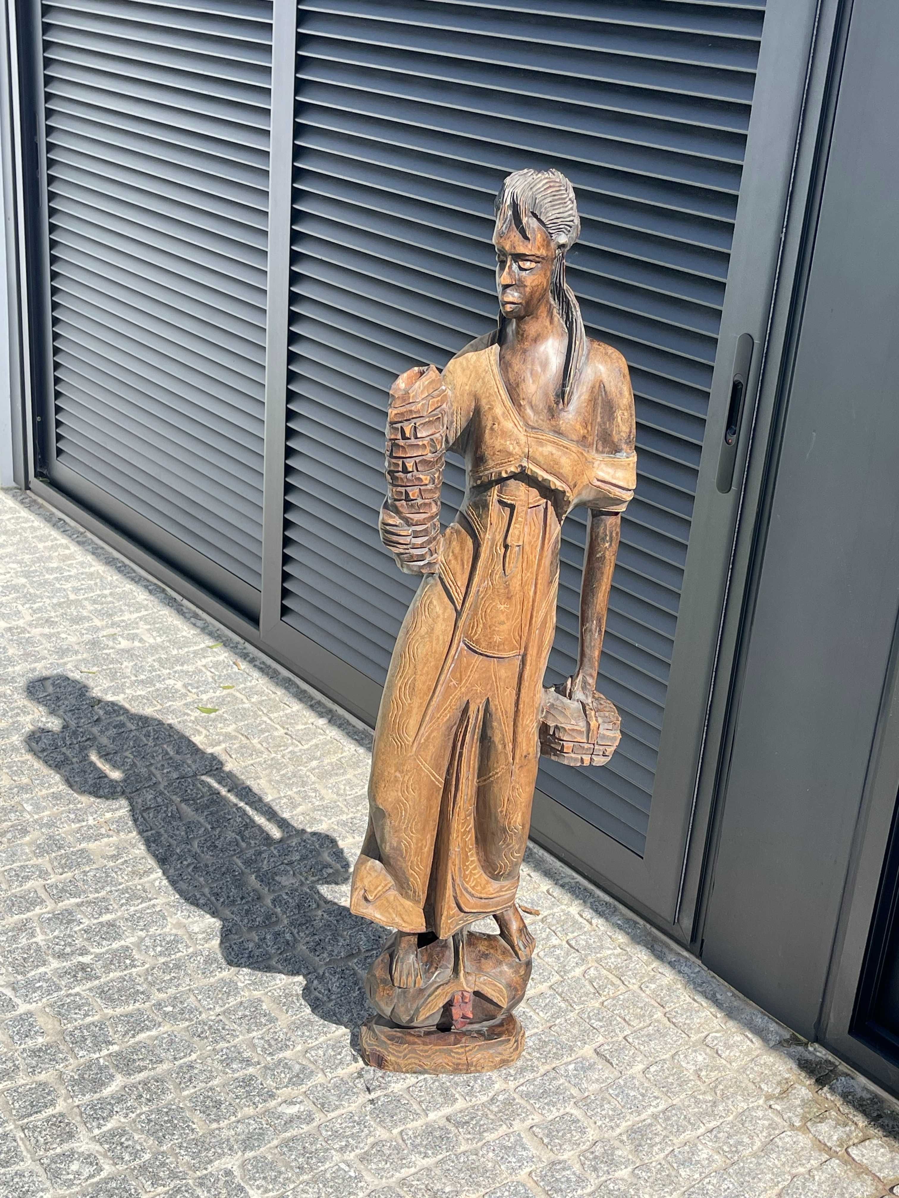 Arte em madeira - Escultura Mulher