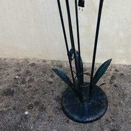 Candeeiro alto em metal